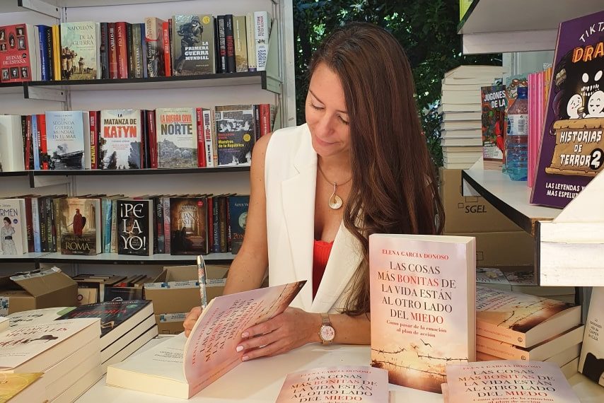 Elena_firma_libro